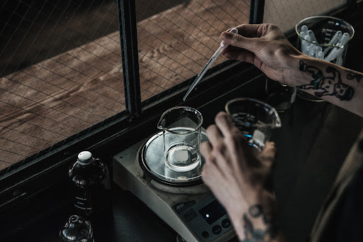 연구소에서 조향·배합하는 장면